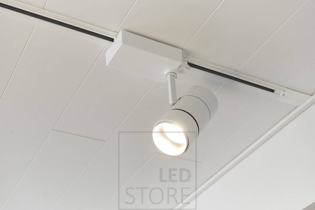 Luminaria de carril blanca en carril trifásico empotrable, con ángulo de apertura de la luz ajustable y temperatura de color de la luz seleccionable mediante interruptor. Ledstore.fi